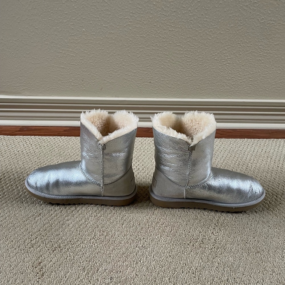 UGG Kids Metallic Silver Boots with Cream Fur - Picture 4 of 9